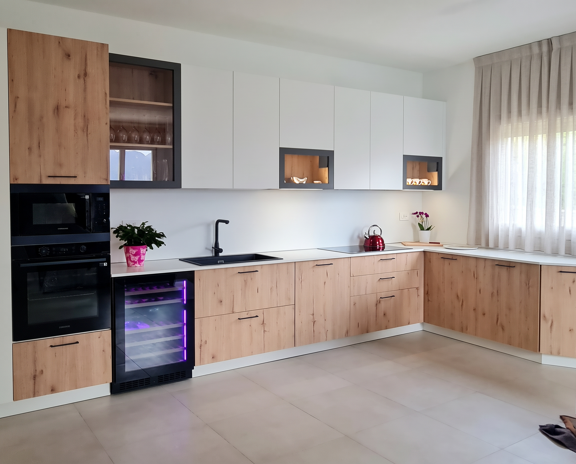 Cucina in legno e bianco della Casa Panoramica sul Lago di Como