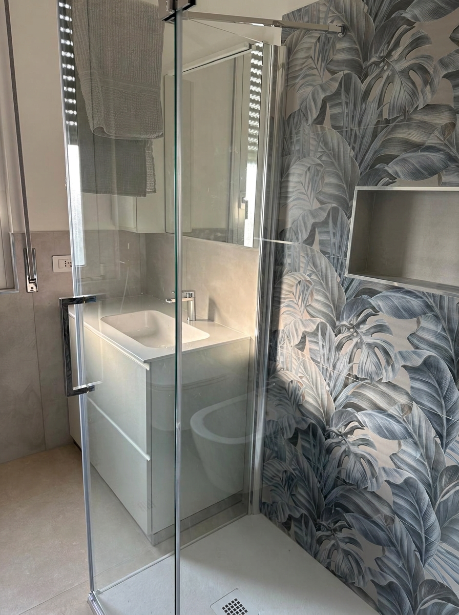 Bagno con doccia e rivestimento botanico del Trilocale Muggiò